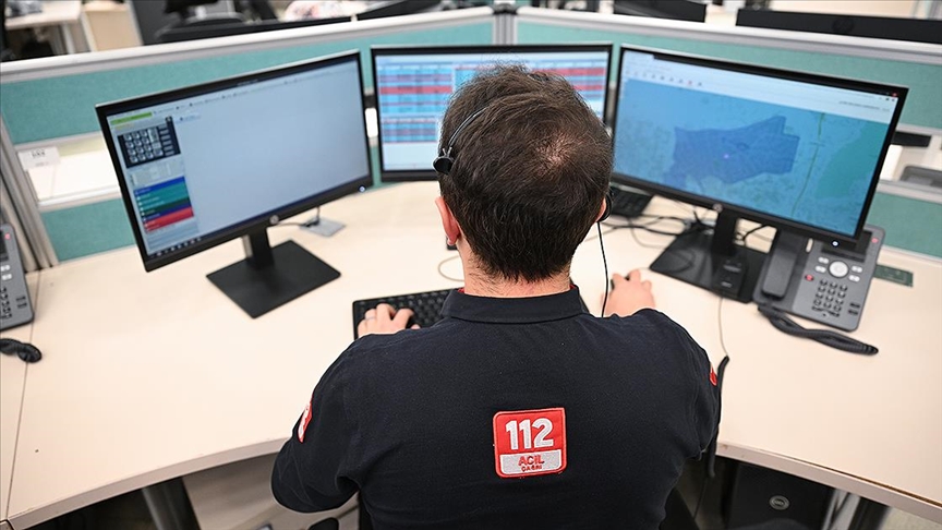 112 ACİL ÇAĞRI MERKEZLERİNDE YOĞUNLUK
İçişleri Bakanlığı verilerine göre, 10 Ekim 2024-10 Ekim 2025 arasında 112 Acil Çağrı Merkezlerine tam 96 milyon 919 bin 400 çağrı yapıldı. Bu, her gün ortalama 265 bin çağrıya denk geliyor.