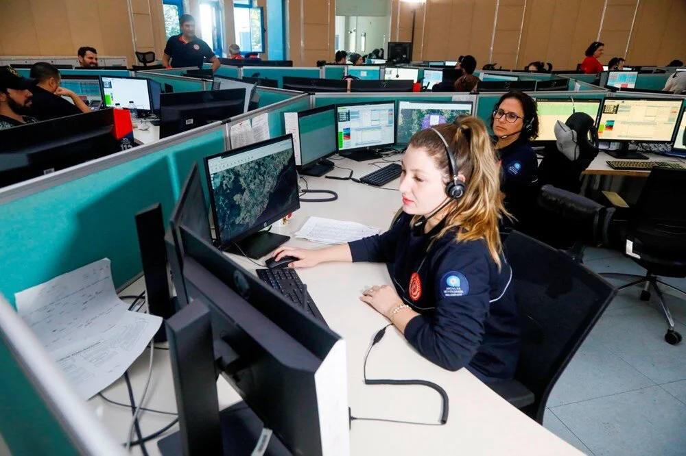 HİZMET KALİTESİ VE FARKINDALIK ARTACAK
Programda yer alan “Politika ve Tedbirler” bölümünde, 112 hizmet standartlarının yükseltilmesi ve tek numara farkındalığının artırılması için yeni tanıtım kampanyaları yapılacağı vurgulandı.