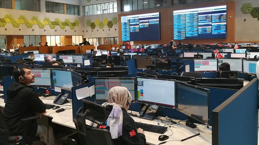 ALTYAPI VE EĞİTİM HAMLELERİ
Programda, Kocaeli, İzmir ve Kırşehir’deki 112 Acil Çağrı Merkezi binalarının inşaat ve donanım çalışmalarının tamamlandığı bildirildi. Ankara Acil Çağrı Hizmetleri Koordinasyon Merkezi’nin inşaatı sürerken, sistem altyapısının yıl sonuna kadar devreye alınması planlanıyor.