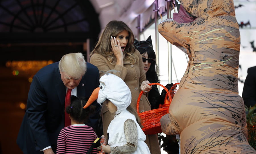 Trump çifti, ellerindeki sepetlerle çocuklara çikolata, şeker ve küçük hediyeler dağıttı. Çocukların renkli kostümleri dikkat çekti.