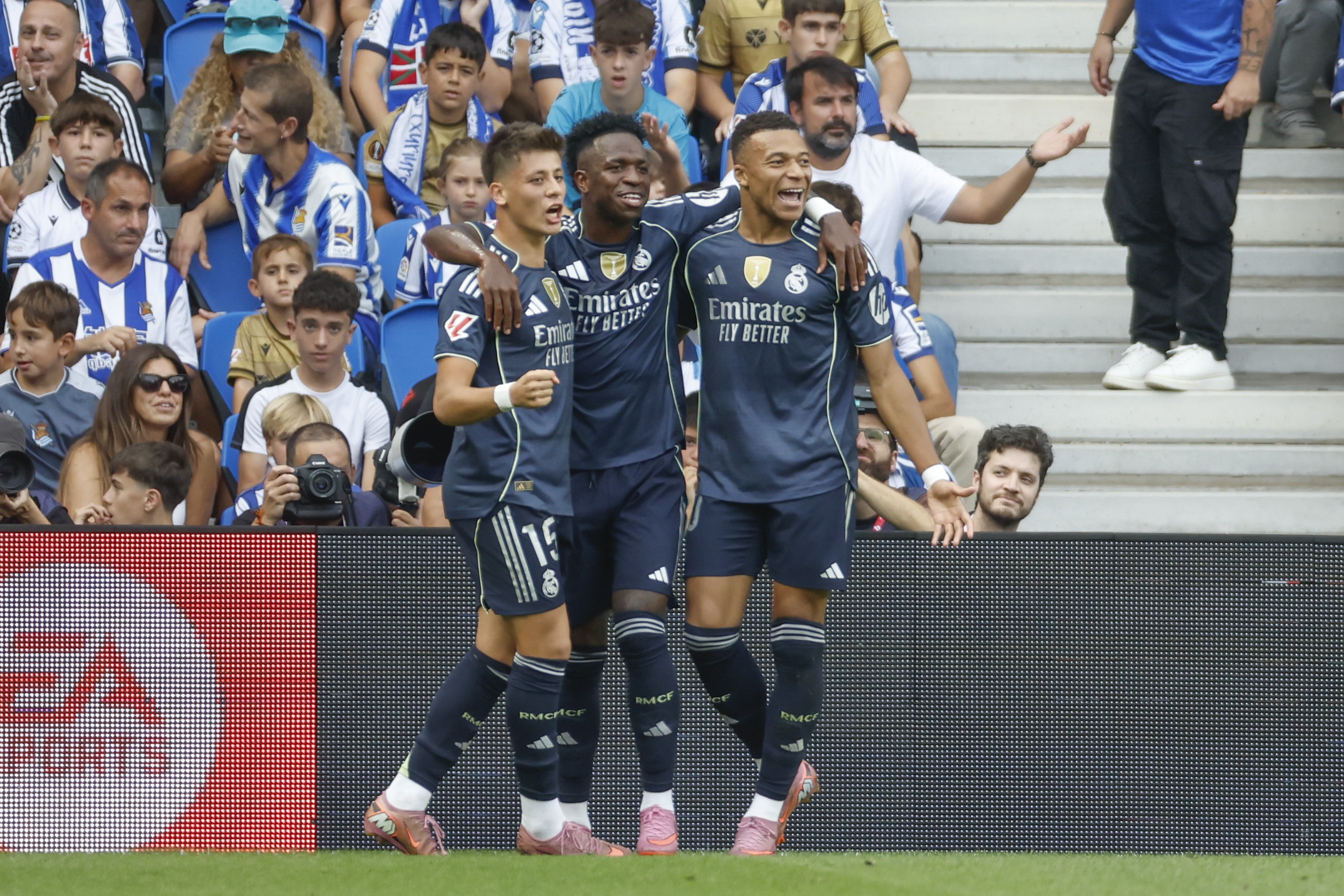 REAL MADRİD TARAFTARLARI ARDA GÜLER'İ SEÇTİ
İspanya La Liga ekibi Real Madrid’de forma giyen 20 yaşındaki milli futbolcu Arda Güler, ekim ayında gösterdiği performansla dikkat çekti. Kulübün resmi kanallarından yapılan açıklamaya göre, Arda Güler taraftarların oylarıyla “ayın oyuncusu” unvanına layık görüldü.