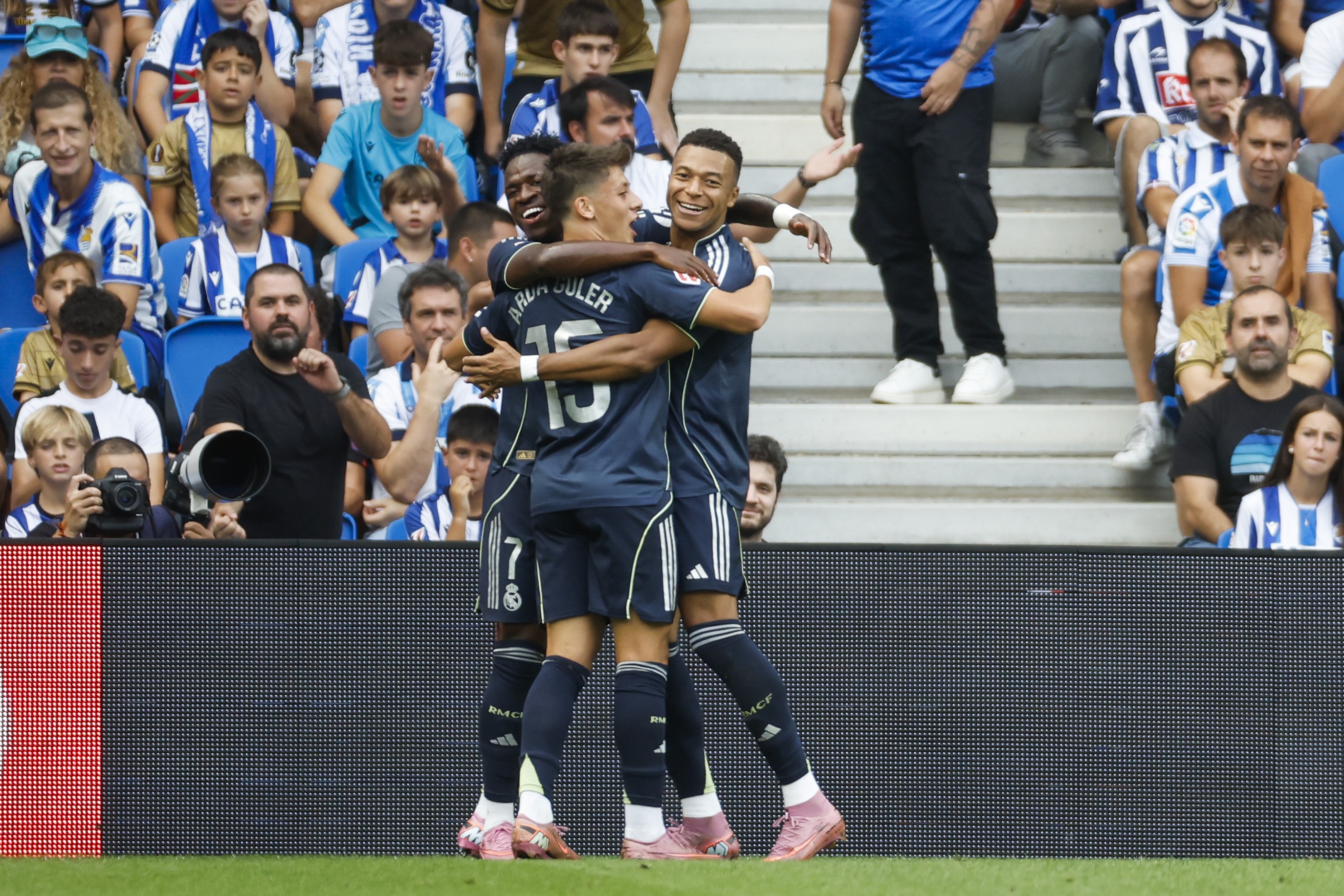 SEZON PERFORMANSI DİKKAT ÇEKTİ
Bu sezon Real Madrid formasıyla ligde 10 maça çıkan Arda Güler, 3 gol atarken 4 asist yaptı. Genç futbolcu, gösterdiği performansla hem taraftarların hem de teknik ekibin beğenisini kazandı.