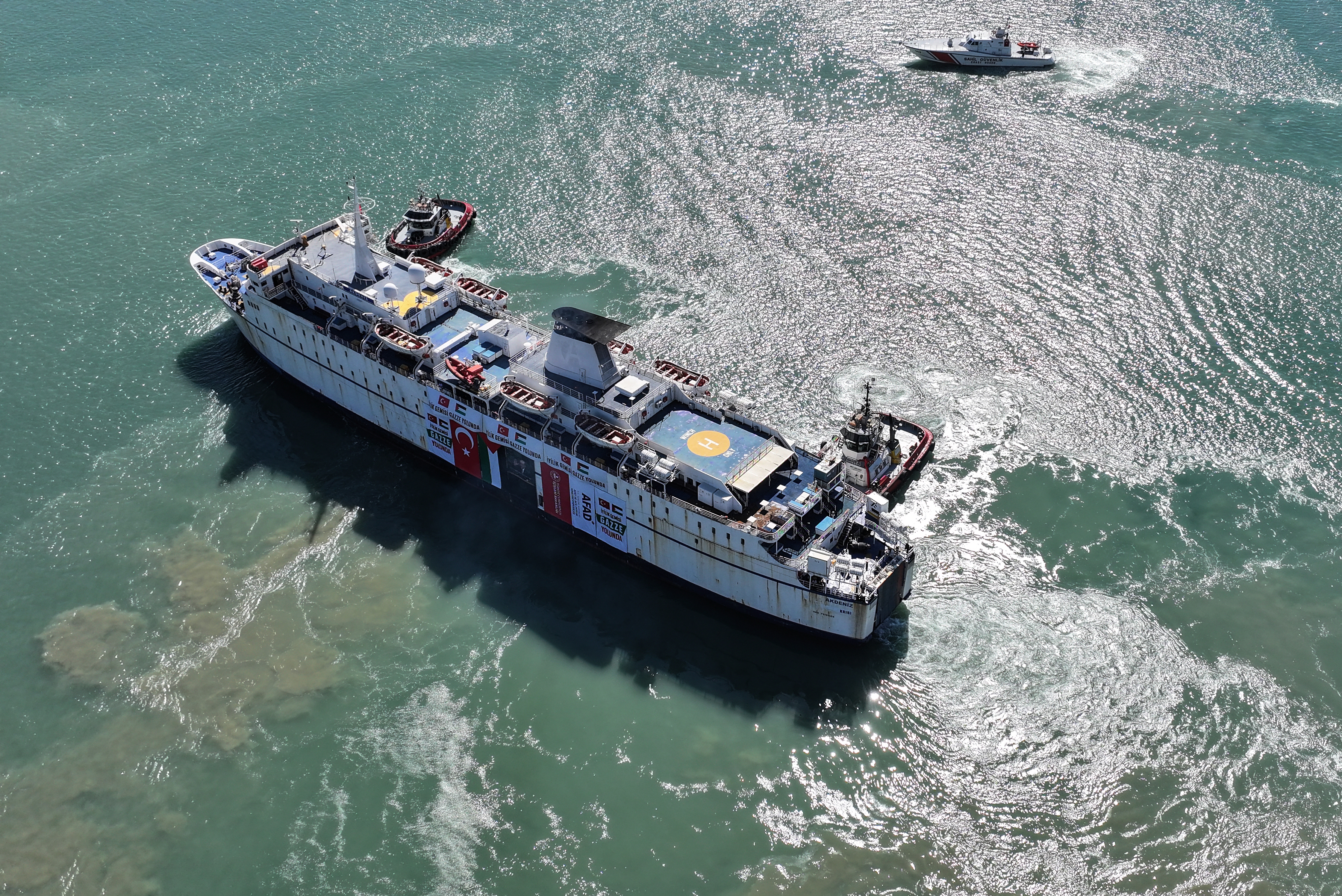 Aa 20251014 39409046 39409041 Turkiyenin Gazzeye Umut Tasiyan 17 Iyilik Gemisi Mersin Limanindan Ugurlandi (1)