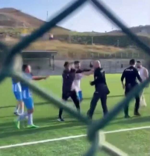 Amatör Lig Maçında Gerginlik Polis Biber Gazıyla Müdahale Etti