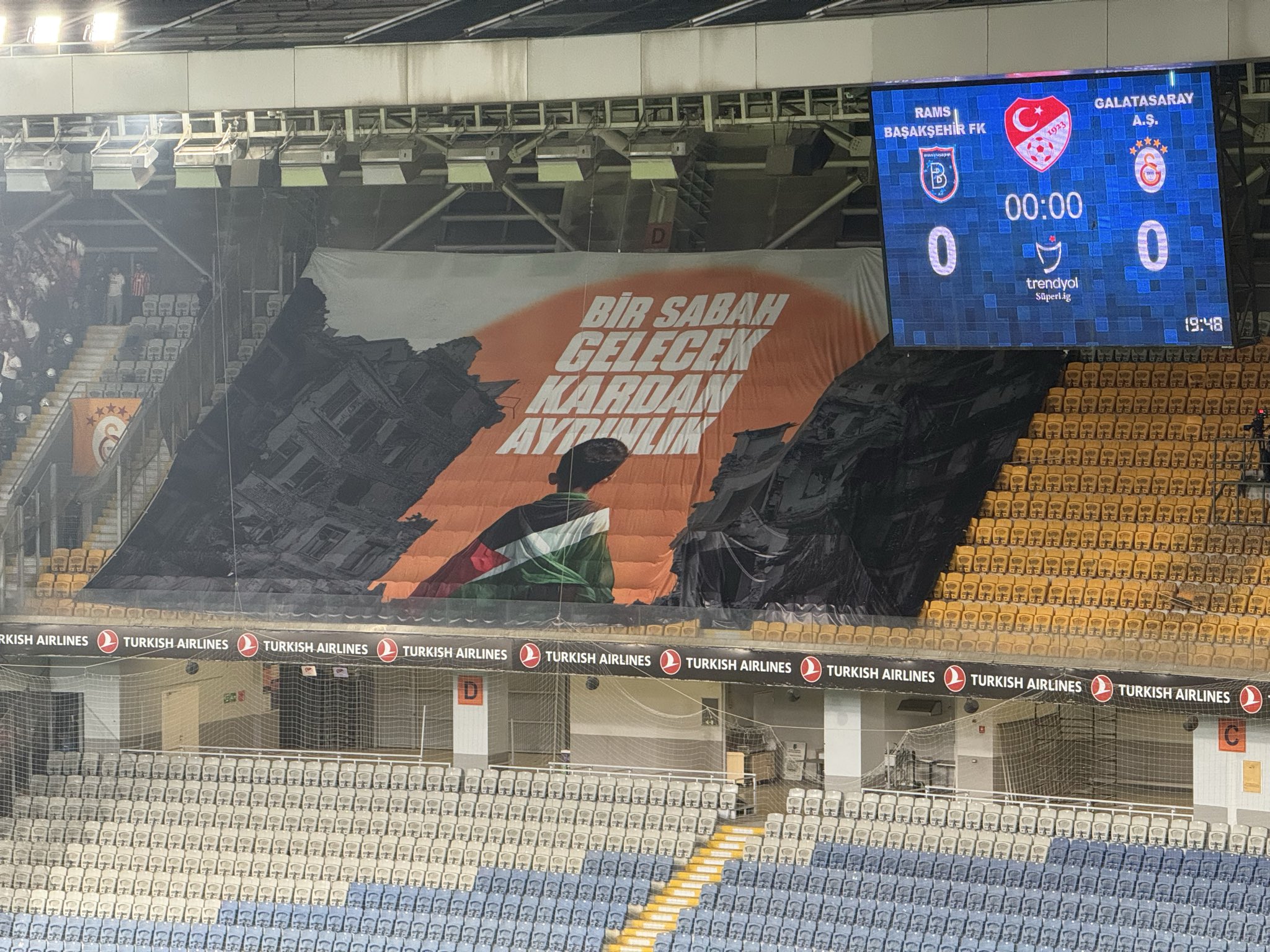 Başakşehirli Futbolcular Filistin’e Destek Için “Bir Sabah Gelecek Kardan Aydınlık” Ilahisiyle Sahaya Çıktı 3