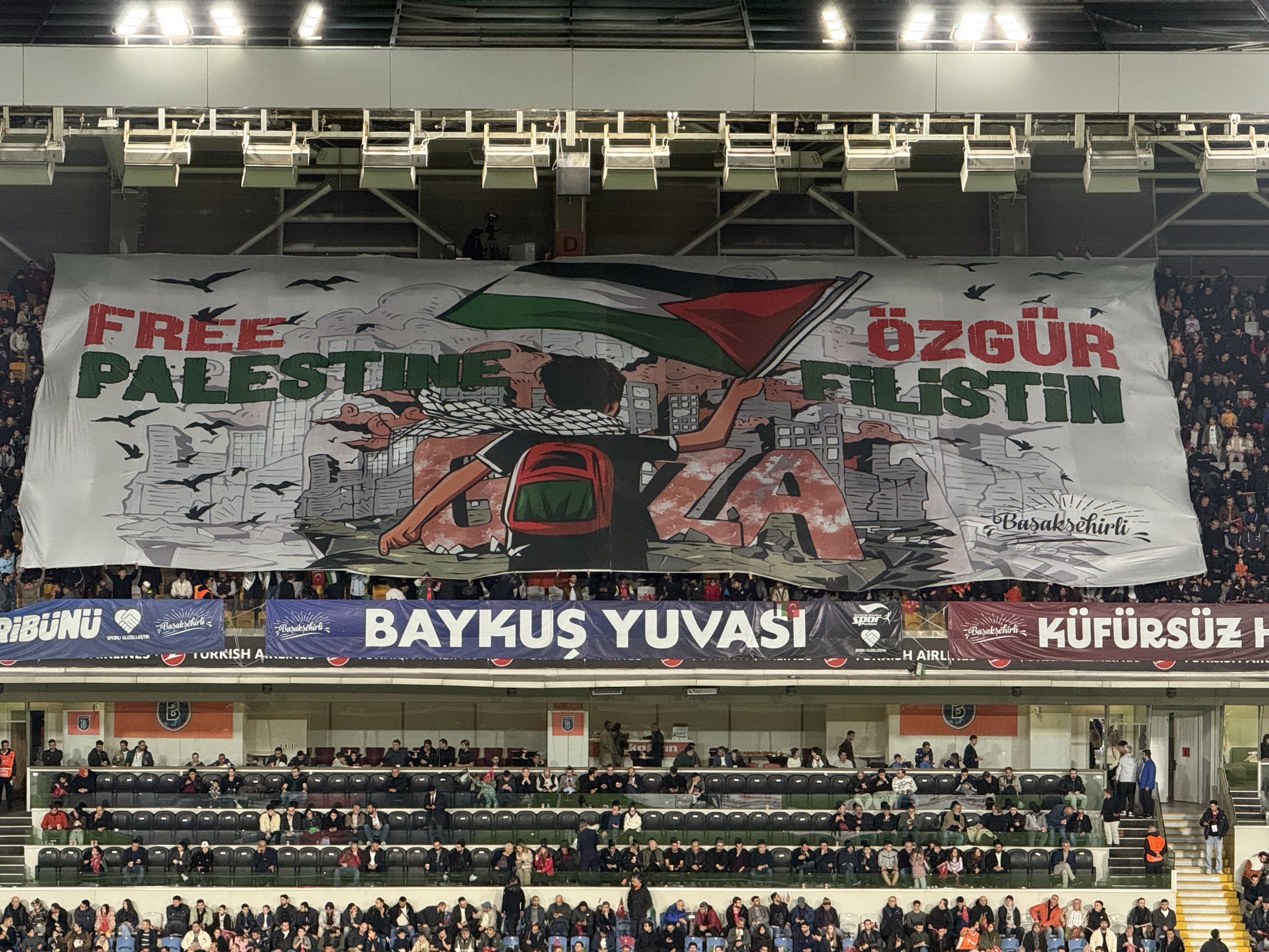 Başakşehirli Futbolcular Filistin’e Destek Için “Bir Sabah Gelecek Kardan Aydınlık” Ilahisiyle Sahaya Çıktı 4