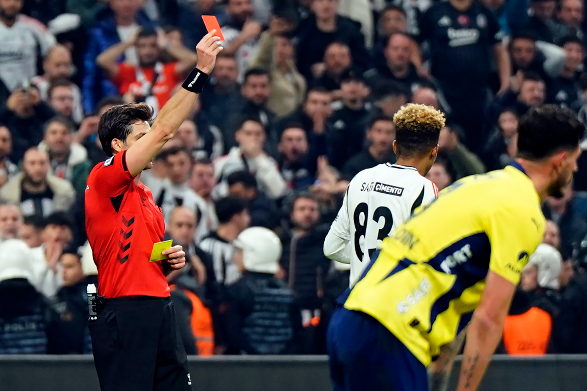 GEÇTİĞİMİZ SEZONUN HER İKİ MAÇI DA 1-0 BİTTİ
2023-2024 sezonunda iki takım arasında oynanan lig mücadeleleri de bu geleneği sürdürdü. Dolmabahçe’deki karşılaşmayı Beşiktaş, Alex Oxlade-Chamberlain’in golüyle 1-0 kazanırken, Kadıköy’deki maçta ise Gedson Fernandes’in fileleri havalandırdığı mücadele aynı skorla sona erdi.