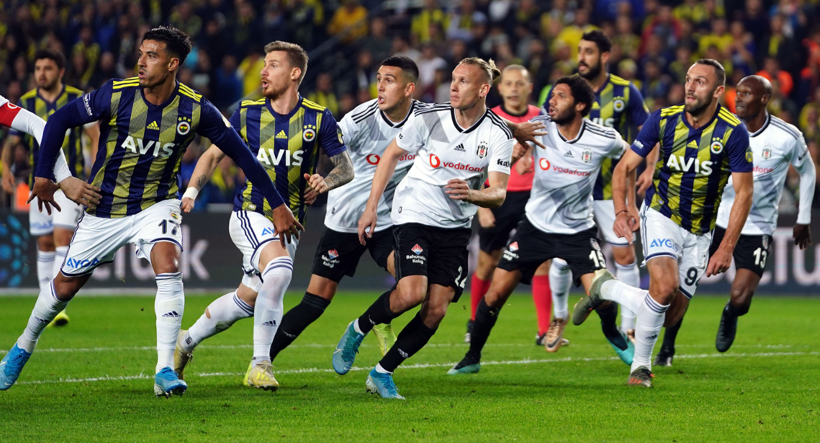 FENERBAHÇE SON 1-0 GALİBİYETİNİ 2017’DE ALDI
Sarı-lacivertliler, Beşiktaş karşısında son 1-0’lık galibiyetini 5 Şubat 2017 tarihinde Türkiye Kupası’nda elde etti. O karşılaşmada Robin van Persie’nin golüyle Fenerbahçe sahadan galip ayrılmıştı.