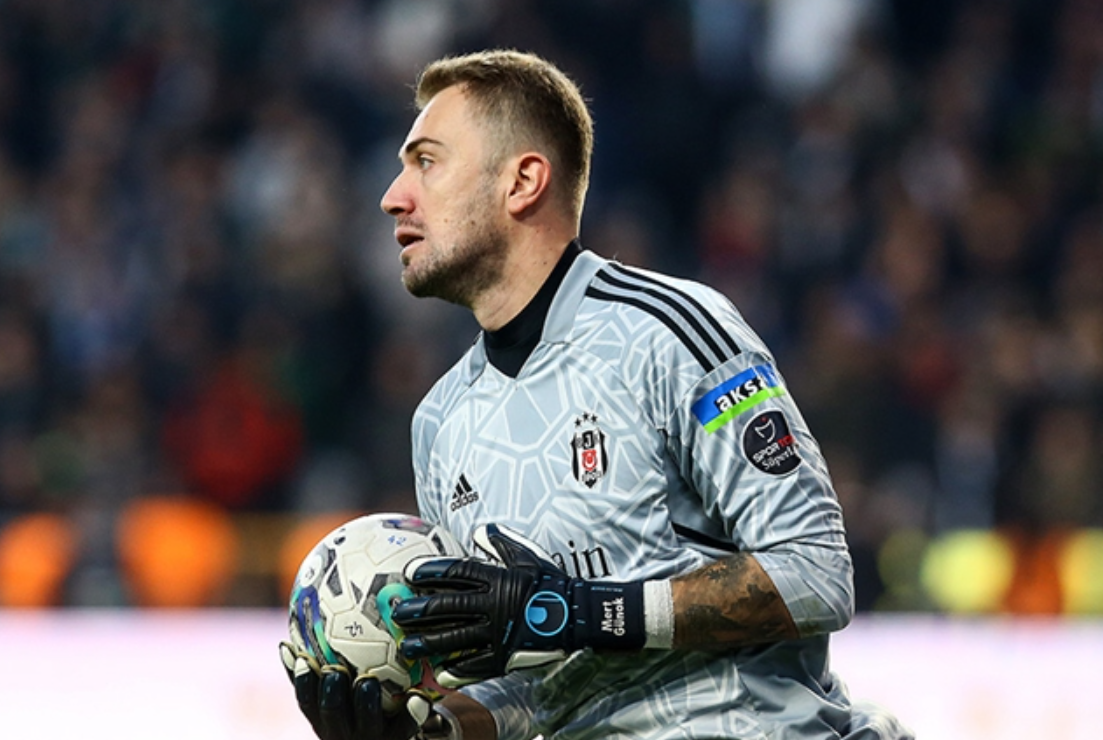 “KAPTANLIK DEĞİŞİKLİĞİNİ OLGUNLUKLA KARŞILADIM”
Deneyimli file bekçisi, son haftalarda yapılan kaptanlık değişimi hakkında da konuştu. Günok, “Bu süreçte yaşanan kaptanlık değişikliğini her zaman olduğu gibi olgunlukla karşıladım. Beşiktaş çok köklü bir camiadır ve bu tür aksiyonlar kurumsal yapının gerektirdiği şekilde alınır.” dedi.