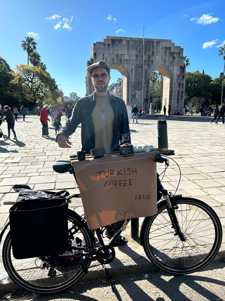 Bisikletiyle 10.750 Km Yol Yaptı, Brezilya’da Türk Kahvesi Sattı