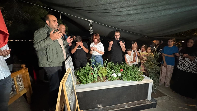 Cezaevinden Çıkan Güran Ailesi Üyeleri Narin’in Mezarını Ziyaret Etti1