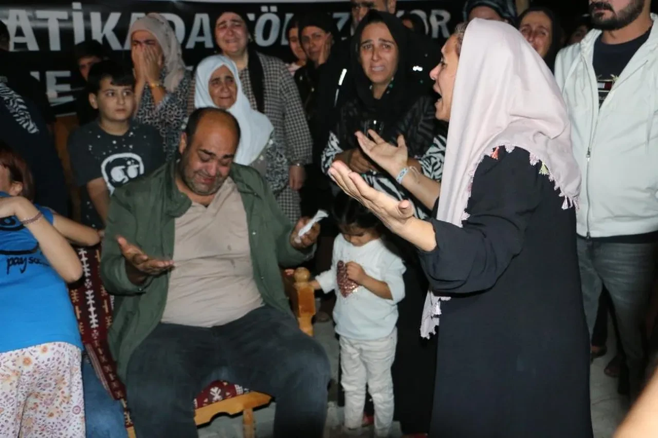 Cezaevinden Çıkan Güran Ailesi Üyeleri Narin’in Mezarını Ziyaret Etti2