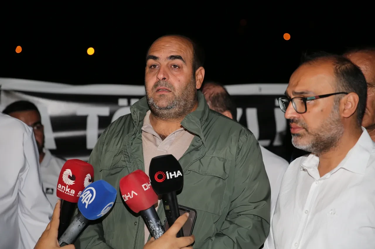 Cezaevinden Çıkan Güran Ailesi Üyeleri Narin’in Mezarını Ziyaret Etti3