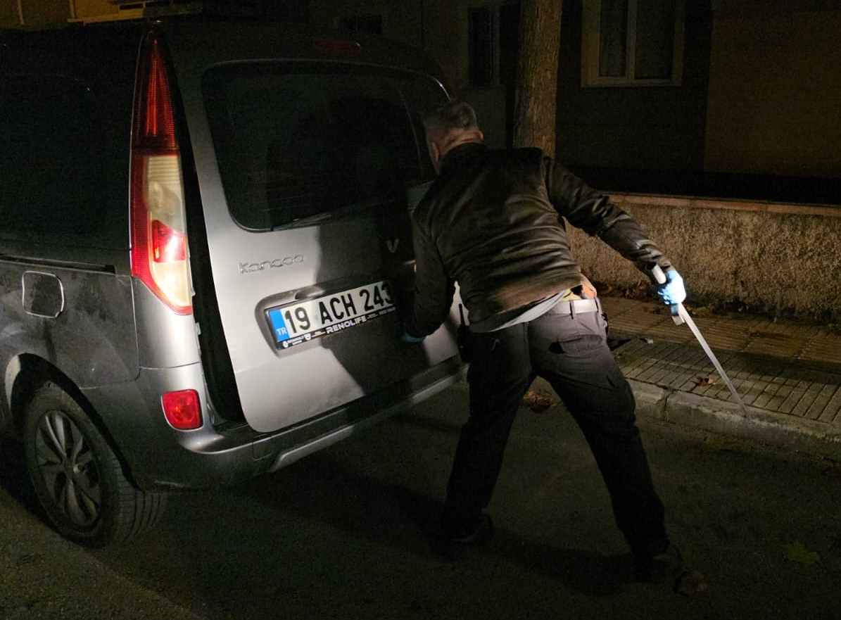 Çorum’da Bir Kişi, Arkadaşını Kılıçla Rehin Aldı! Polis Müdahale Etti2