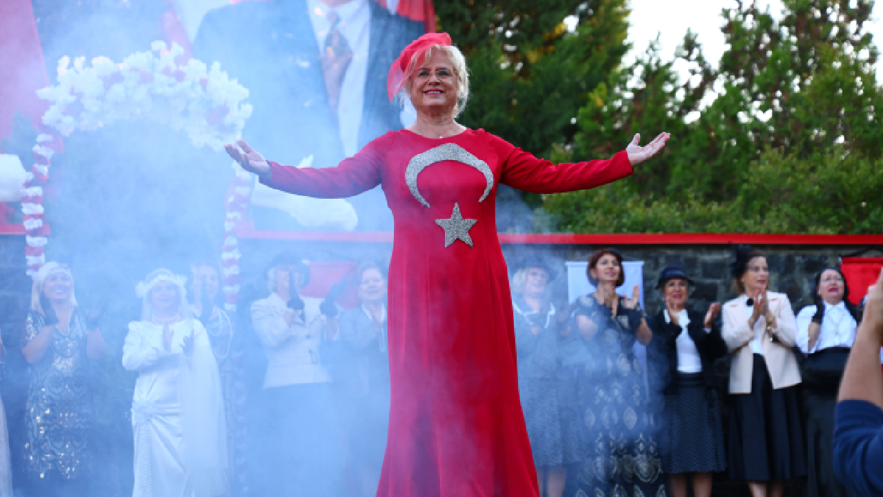 Elazığ'da Cumhuriyet dolu anlar: Kadınların defilesi gündem oldu!