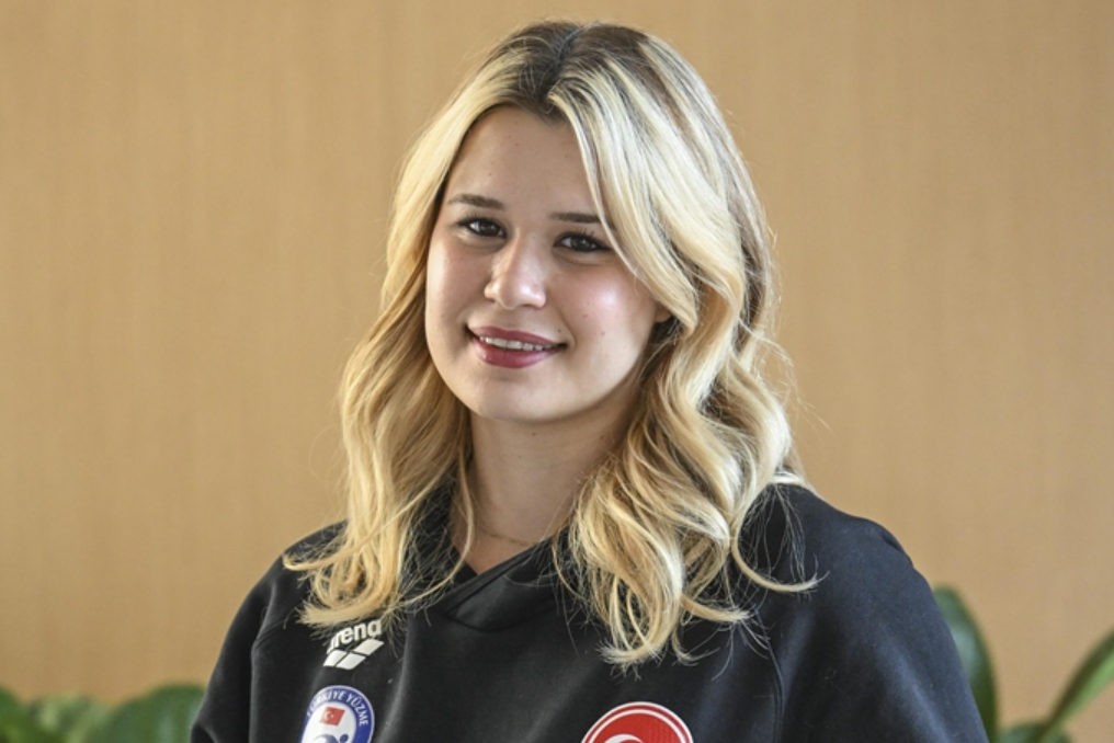 Defne Kurt Yüzücü