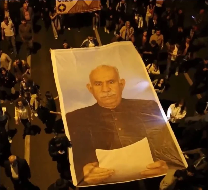 Diyarbakır’da Rezalet Görüntüler! Öcalan’a Özgürlük Talebiyle Yürüyüş Düzenlendi 2