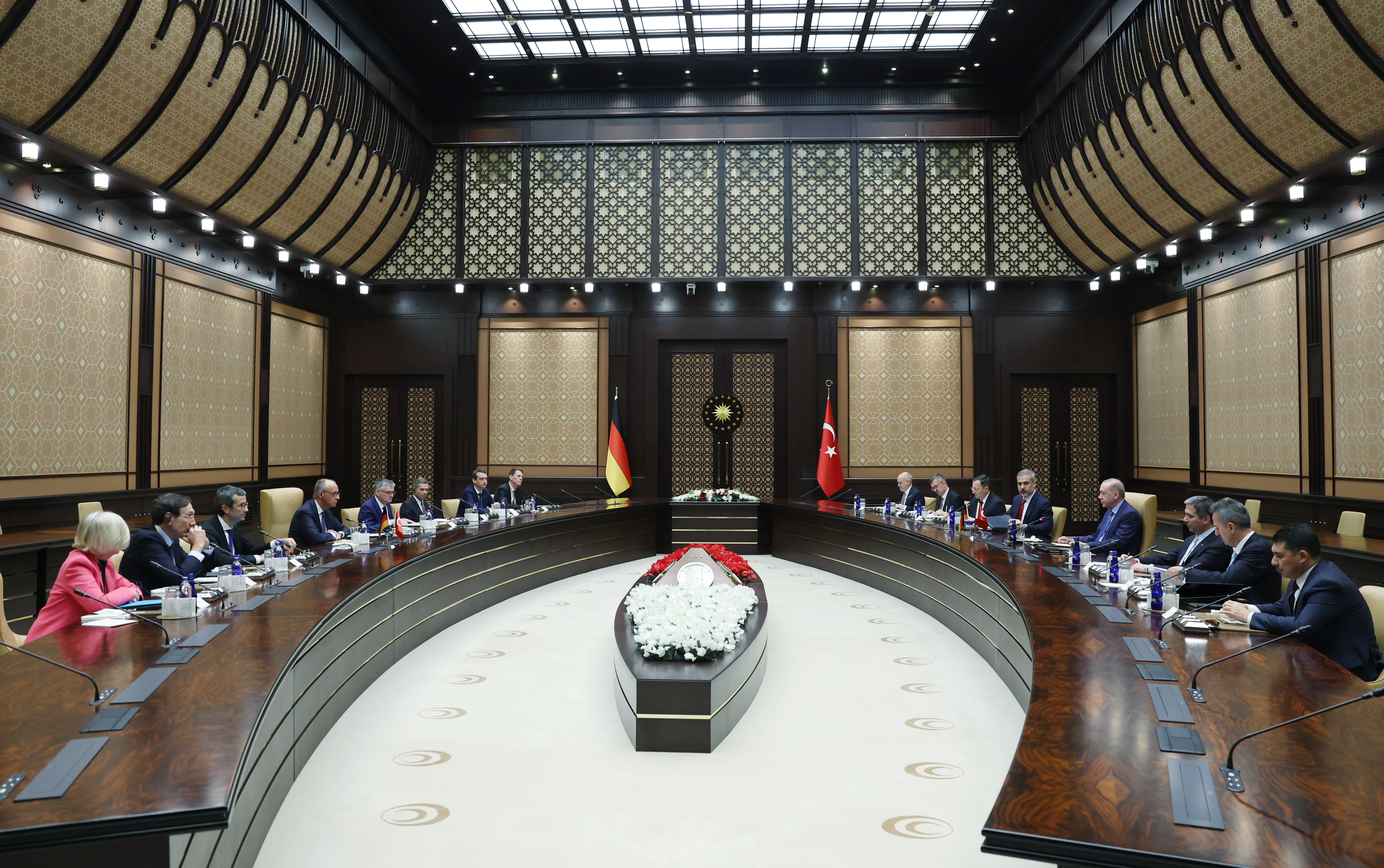 Cumhurbaşkanı Recep Tayyip Erdoğan, Almanya Federal Cumhuriyeti Şansölyesi Friedrich Merz ve beraberindeki heyeti Ankara’da kabul etti. Görüşmede ikili ilişkiler, NATO kapsamındaki iş birliği, Avrupa Birliği üyelik süreci ve bölgesel gelişmeler ele alındı.
TÜRKİYE VE ALMANYA İKİLİ İLİŞKİLERİ GÖRÜŞÜLDÜ
Cumhurbaşkanı Erdoğan, Almanya Şansölyesi Merz ile yaptığı görüşmede iki ülke arasındaki siyasi, ekonomik ve ticari ilişkilerin kapsamlı biçimde değerlendirildiğini belirtti. Erdoğan, Türkiye ile Almanya’nın yakın NATO müttefikleri olarak ortak çıkarlar doğrultusunda iş birliğini sürdürdüğünü ifade etti.
Görüşmede ayrıca Türkiye’nin Avrupa Birliği’ne tam üyelik hedefi de gündeme geldi. Cumhurbaşkanı Erdoğan, bu süreçte Almanya’dan beklentilerini dile getirdi.