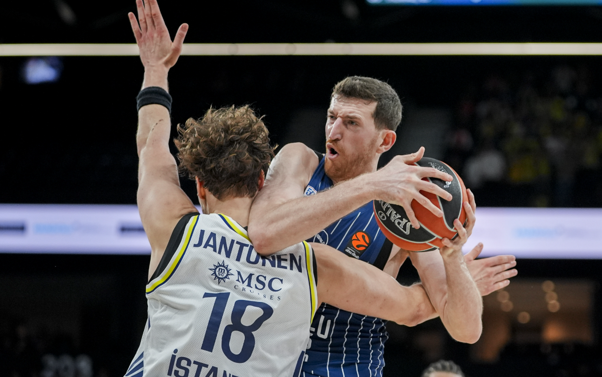 Anadolu Efes, son bölümde hücumlardan eli boş dönerken Fenerbahçe Beko farkı korudu. Maçın son bölümünde Baldwin ve Bacot’un katkısıyla fark 10 sayıya kadar çıktı. Fenerbahçe Beko, derbiyi 79-69 kazanarak önemli bir galibiyete imza attı.