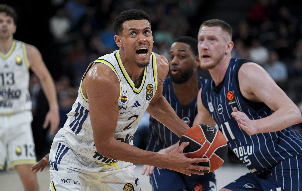 Karşılaşmaya hızlı başlayan Anadolu Efes, ilk dakikalarda 8-0’lık seri yakalayarak üstünlüğü eline aldı. Fenerbahçe Beko ise pota altındaki savunma direncini artırarak oyuna denge getirdi. İlk periyot 24-18 Anadolu Efes üstünlüğüyle tamamlandı.