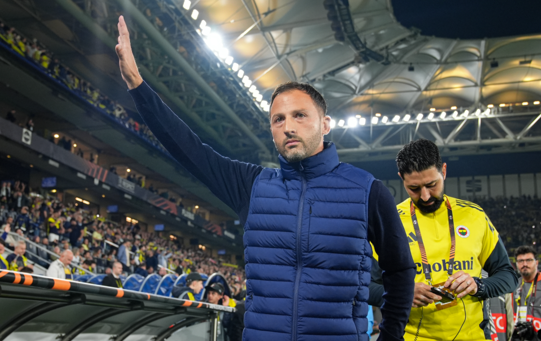 TEDESCO AFFA SICAK BAKMIYOR
Takvim’in haberine göre, Fenerbahçe Başkanı Sadettin Saran ve teknik direktör Domenico Tedesco, son günlerde kadro dışı oyuncularla ilgili bir görüşme yaptı. Görüşmede Alman çalıştırıcı, iki futbolcunun davranışlarını affetmeyeceğini belirterek kadro dışı süresinin uzatılmasını istedi. Tedesco’nun bu tavrının ardından yönetim de kararı onayladı.