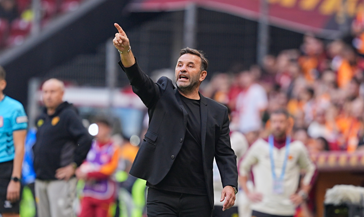 GALATASARAY’IN GÖZTEPE GALİBİYETİ VE OKAN BURUK’UN REKORU
Programda Trendyol Süper Lig’in 10. haftasında oynanan Galatasaray - Göztepe karşılaşması da değerlendirildi.
Sarı-kırmızılıların sahadan 3-1’lik galibiyetle ayrıldığı maçı yorumlayan Demirkol, teknik direktör Okan Buruk’un Galatasaray kariyerindeki 100. lig galibiyetine ulaştığını hatırlattı.
“Okan Buruk artık sadece başarılı bir teknik direktör değil, istikrar sembolü. Takımını yeniden zirveye taşımayı sürdürüyor. Barış Alper gibi isimlerin gelişiminde de Okan Buruk’un dokunuşu açıkça görülüyor.” ifadelerini kullandı.