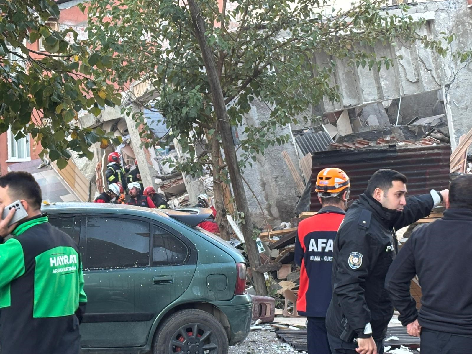 Gebze’de 6 Katlı Bina Çöktü Enkaz Altında 7 Kişi Olduğu Bildiriliyor