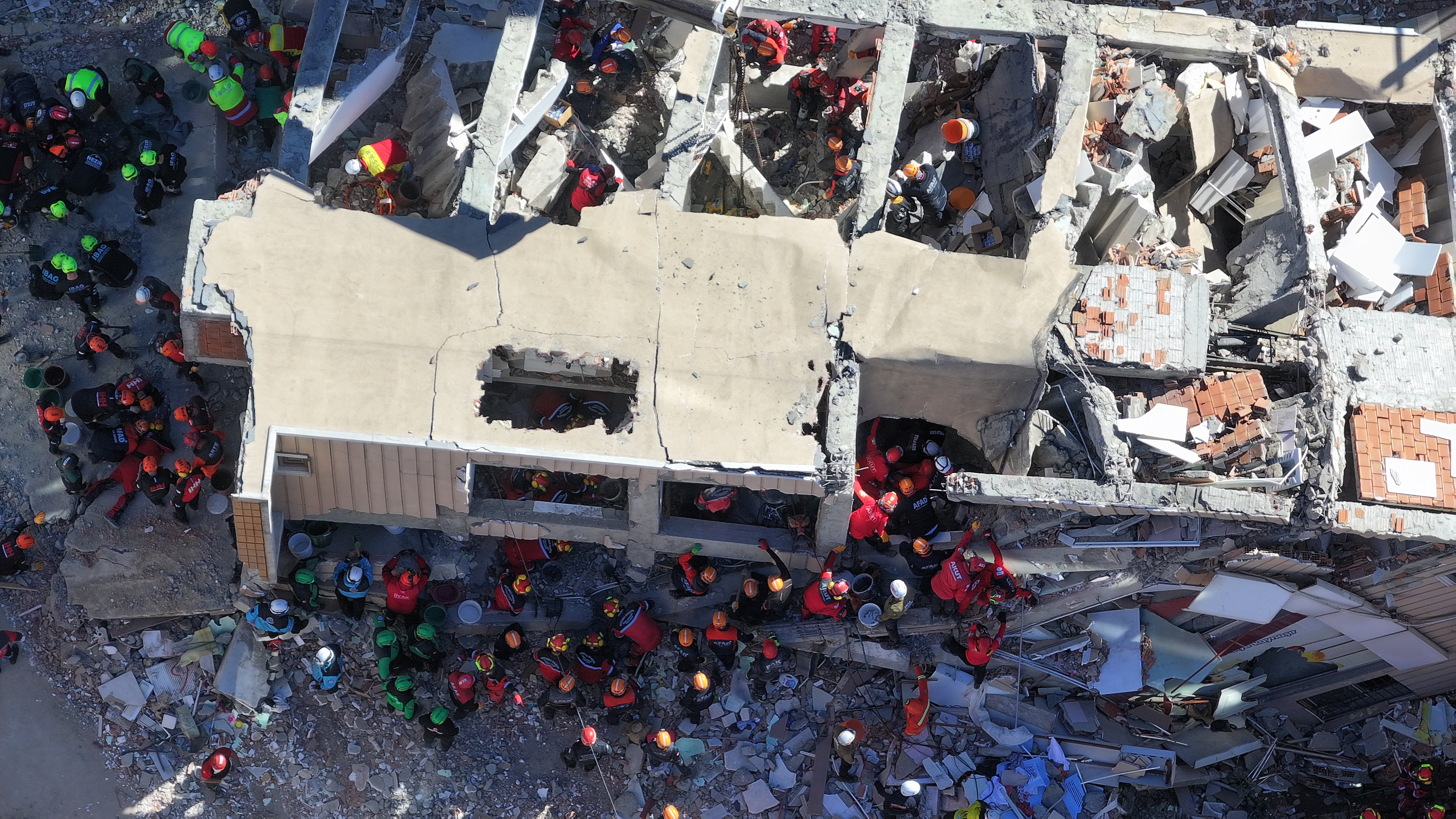 Gebze'de Çöken Binada Bir Kişinin Cansız Bedenine Ulaşıldı