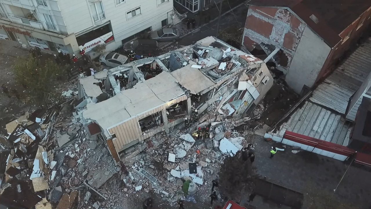 Gebze'de Çöken Binada Bir Kişinin Cansız Bedenine Ulaşıldı1