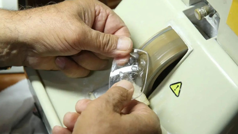 GÖZLÜKÇÜLÜĞÜ ‘GÖRDÜRME SANATI’ OLARAK TANIMLADI
Ağabeyi Cevat Kargılı’nın vefatının ardından Kastamonu’nun en eski gözlükçüsü unvanını taşıyan İsmail Kargılı, mesleğini sürdürmeye devam ediyor. “Gözlükçülük insanların yeniden görmesini sağlamak demektir. Göremeyen birinin gözlüğü takıp ‘dünyalar varmış’ demesi beni çok mutlu ediyor. Bu yüzden gözlükçülüğü gördürme sanatı olarak görüyorum.” ifadelerini kullandı.
Kargılı ayrıca, “Gözleriniz bizim için çok değerlidir.” sloganını uzun yıllardır kullandığını belirtti.