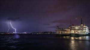 Gökyüzü parladı: İstanbul semaları gece boyunca aralıksız çakan şimşeklerle aydınlandı.