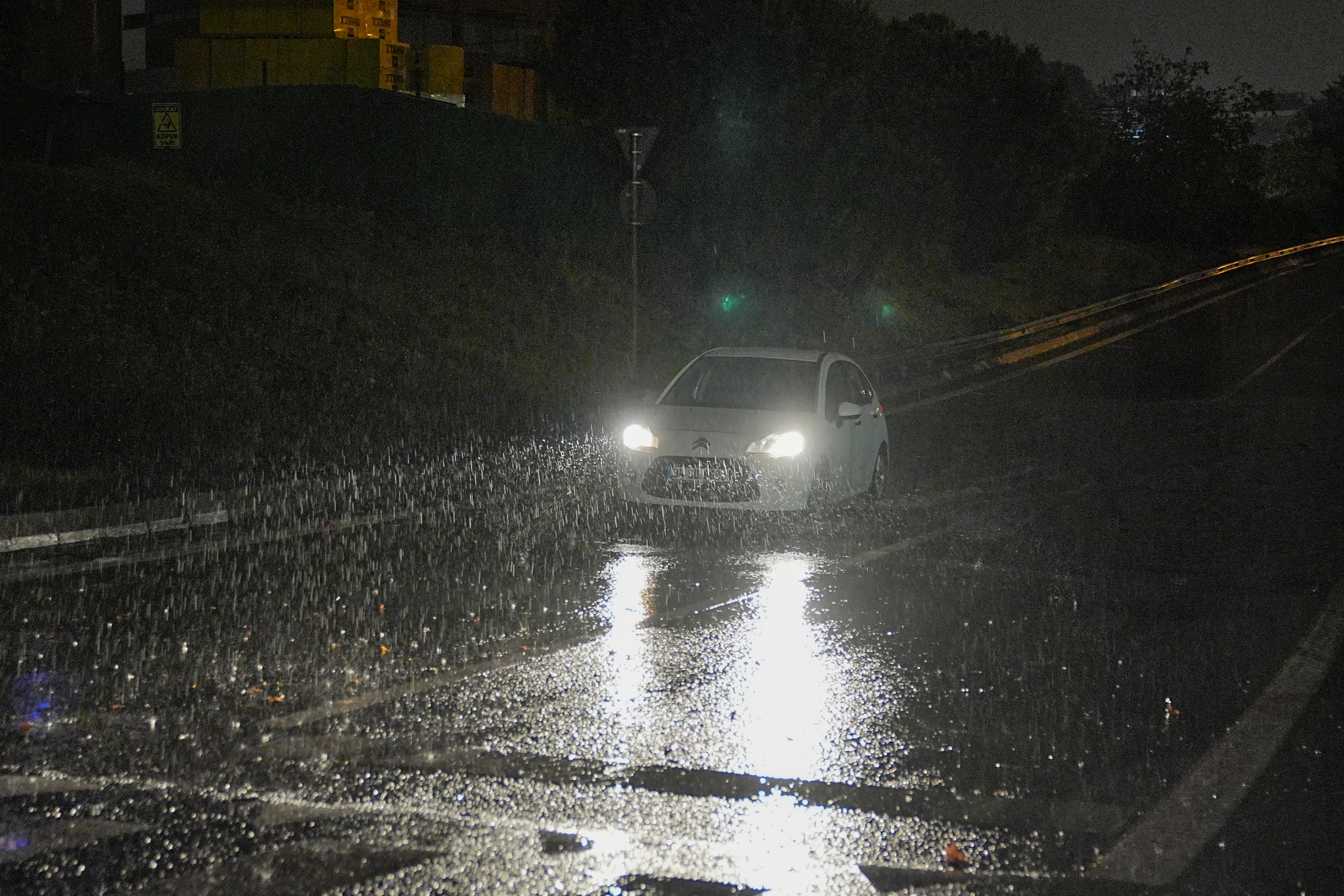 İstanbul'da Beklenen Yağış! Şimşekler Geceyi Aydınlattı