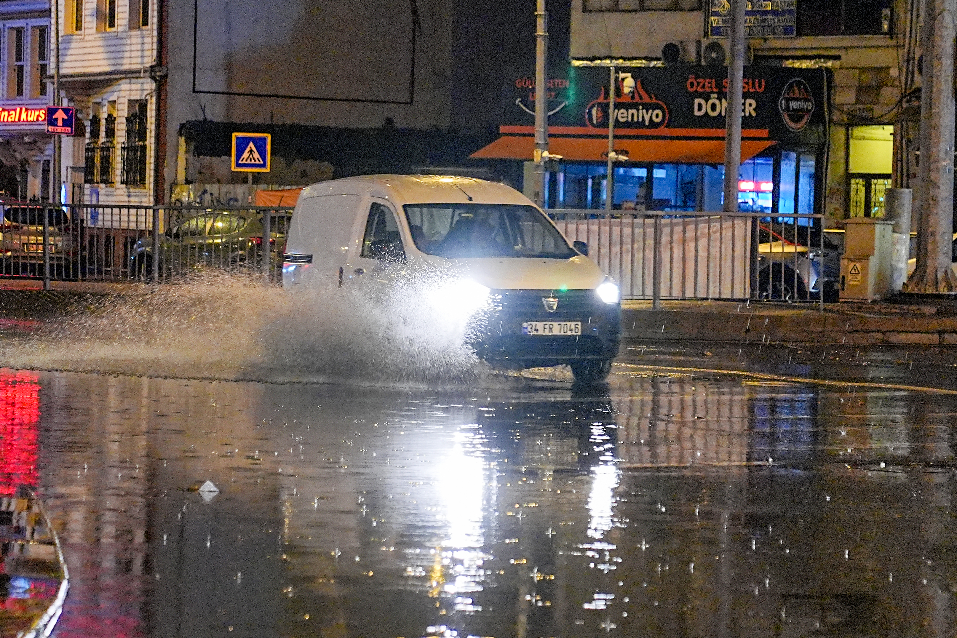 İstanbul'da Beklenen Yağış! Şimşekler Geceyi Aydınlattı3