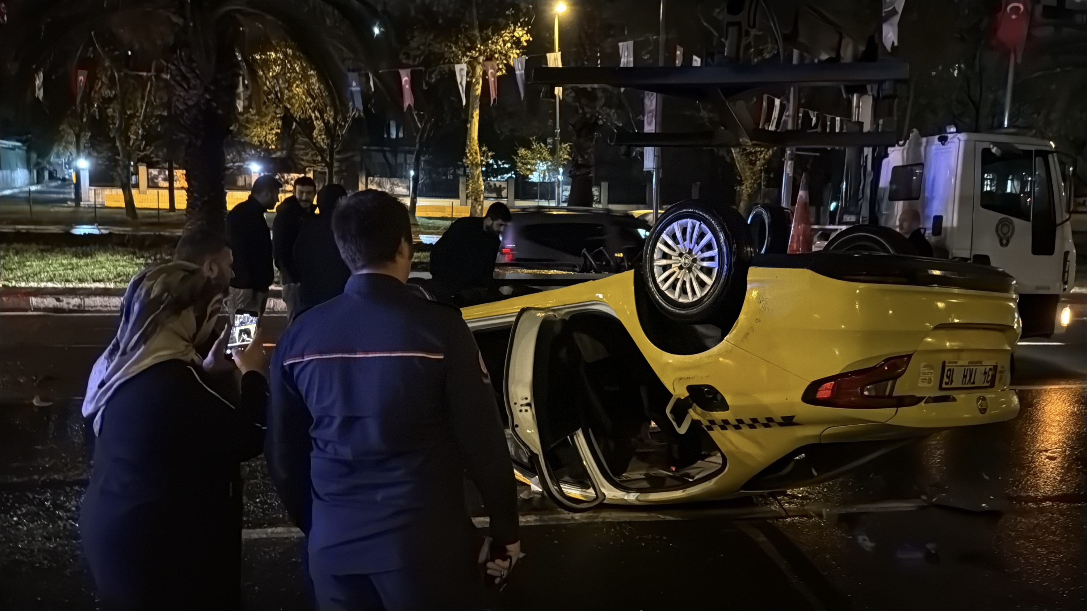 İstanbul’da Sağanak Vatan Caddesi Çöktü, Taksi Takla Attı