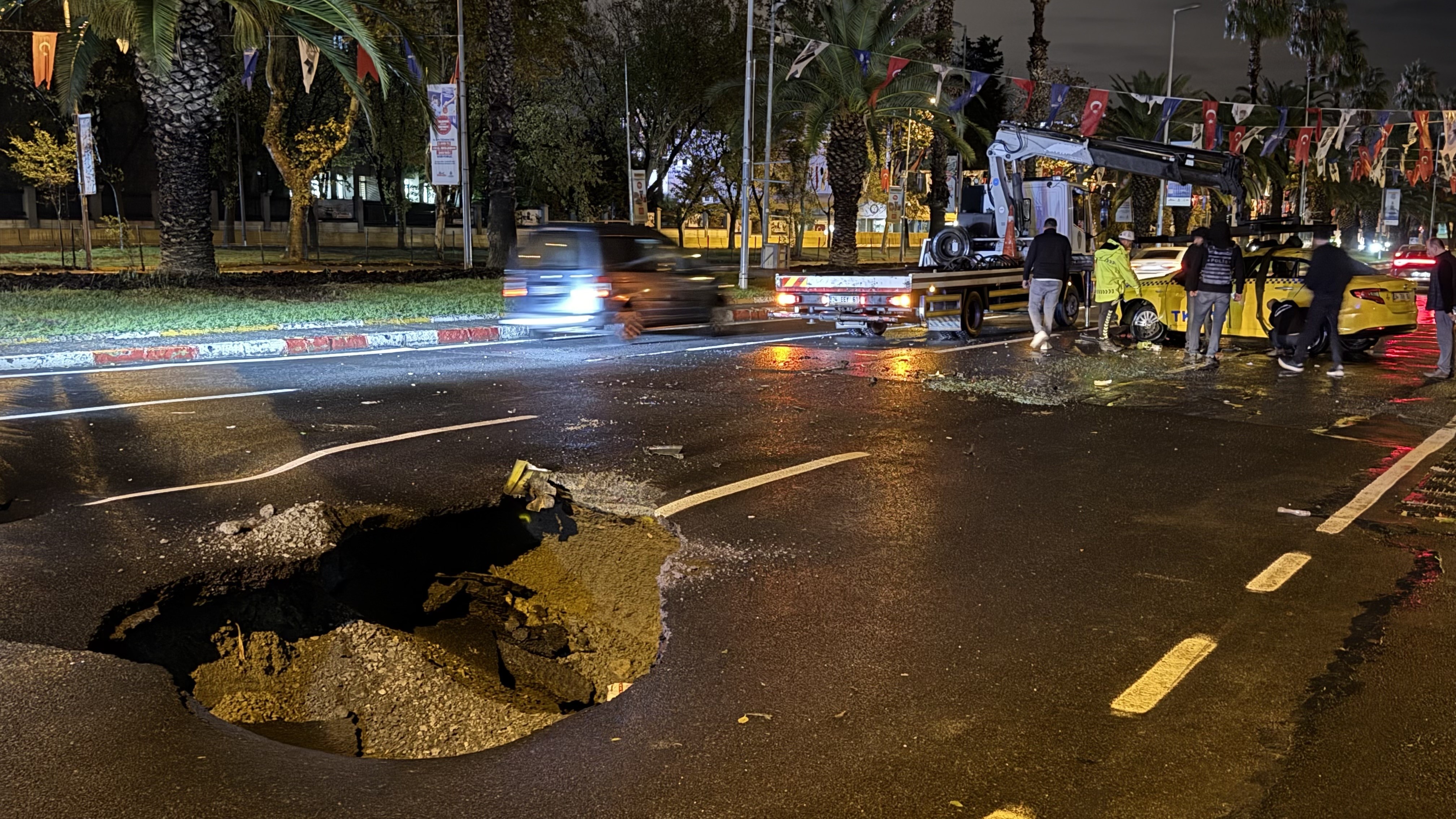 İstanbul’da Sağanak Vatan Caddesi Çöktü, Taksi Takla Attı3