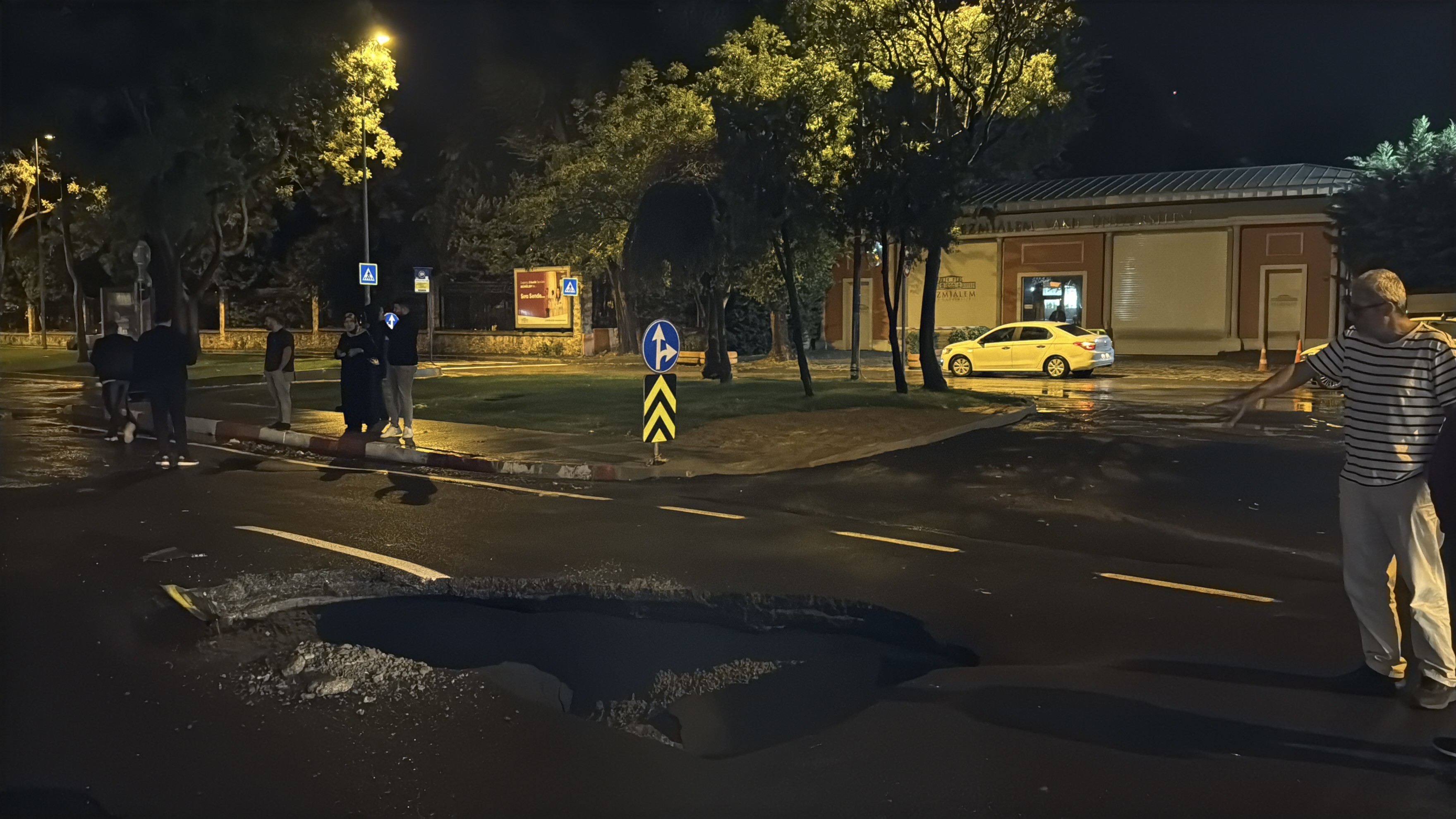 İstanbul’da Sağanak Vatan Caddesi Çöktü, Taksi Takla Attı4