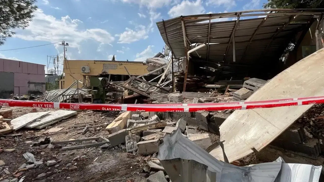 İzmir’de Korkunç Patlama! Ev Yerle Bir Oldu Yaralılar Var 1
