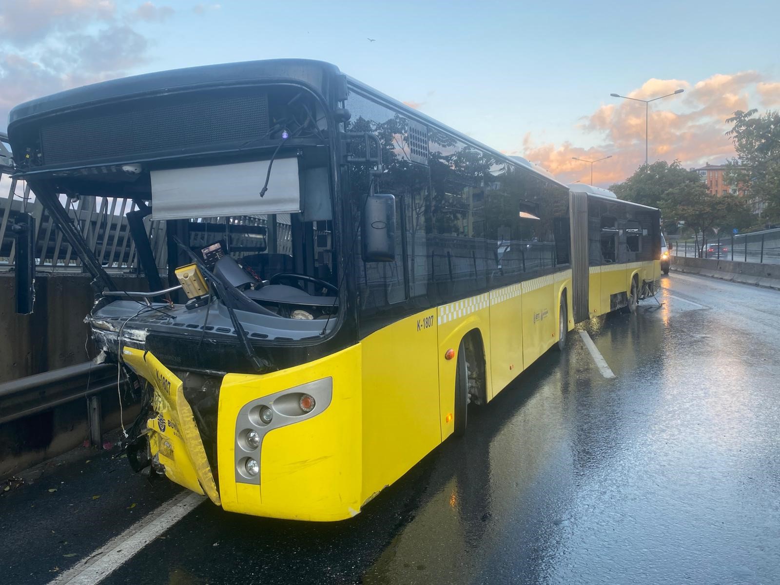 Kadıköy'de Alkollü İett Şoförü Bariyerlere Saplandı Yararılar Var