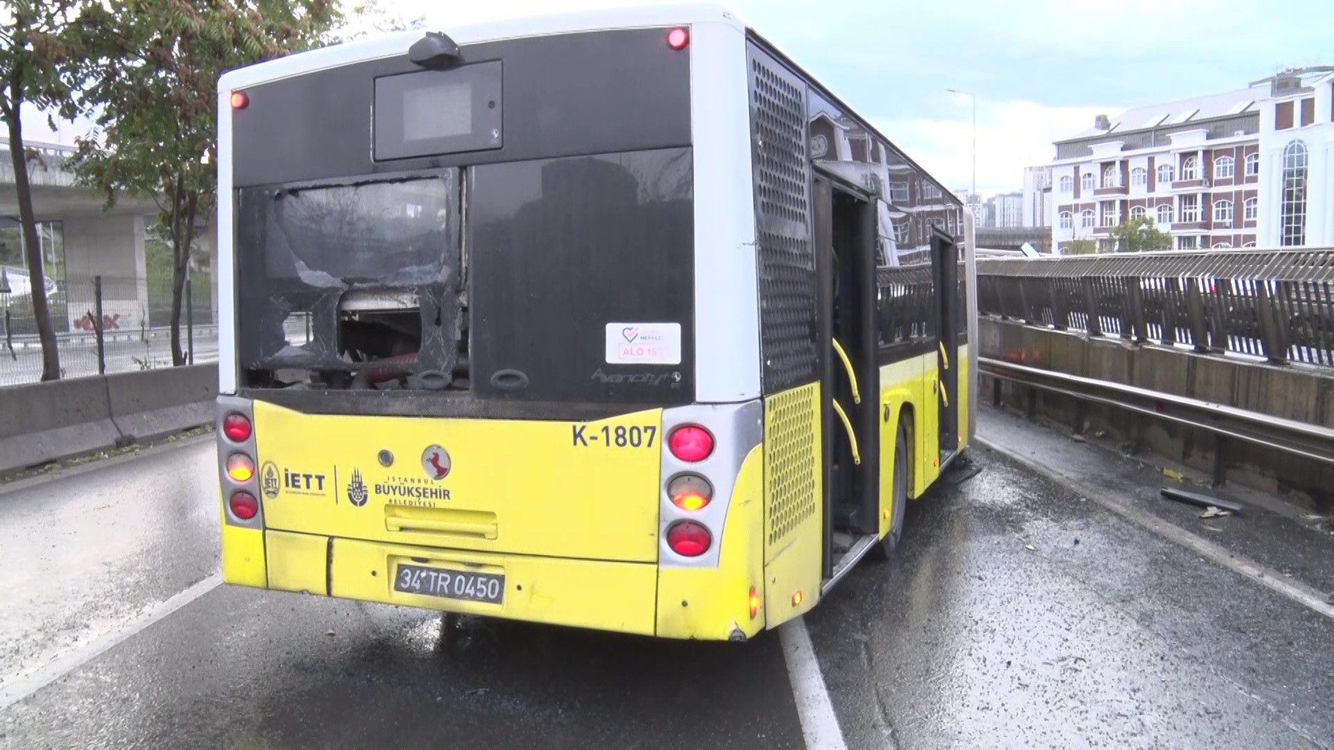 Kadıköy'de Alkollü İett Şoförü Bariyerlere Saplandı Yararılar Var1
