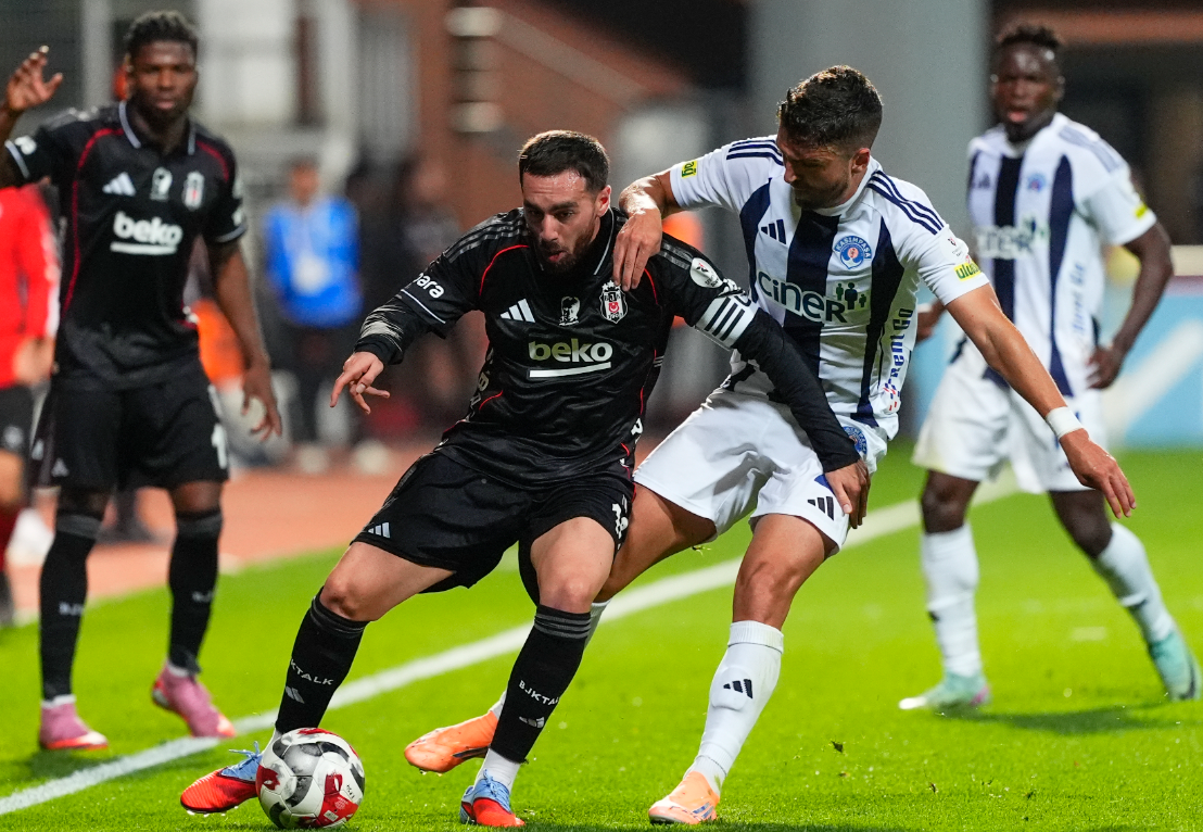 Deneyimli teknik adam, Beşiktaş hakkında da konuştu.
“Beşiktaş iyi ve zengin bir kulüp. Herkes Beşiktaş’ın son şampiyonluğunun üstünden 25 sene geçmiş gibi konuşuyor. En son 4 sene önce şampiyon oldu, 3 kupa aldı.” sözleriyle siyah-beyazlı ekibi savundu.