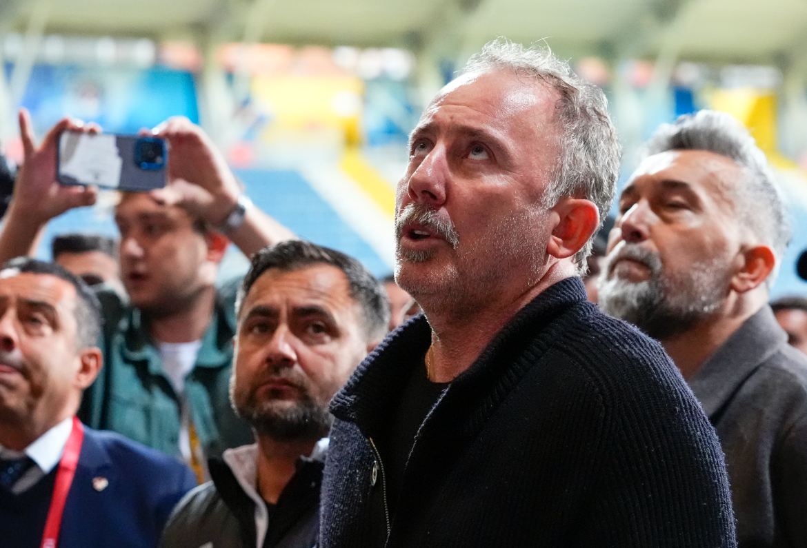 Yalçın, derbi öncesi umutlu konuştu.
“Fenerbahçe derbisine iyi hazırlanacağız. Taraftar mutsuz, biz de bunu biliyoruz. Bu gidişat iyi değil ama elimizden geleni yapacağız.” diye konuştu.