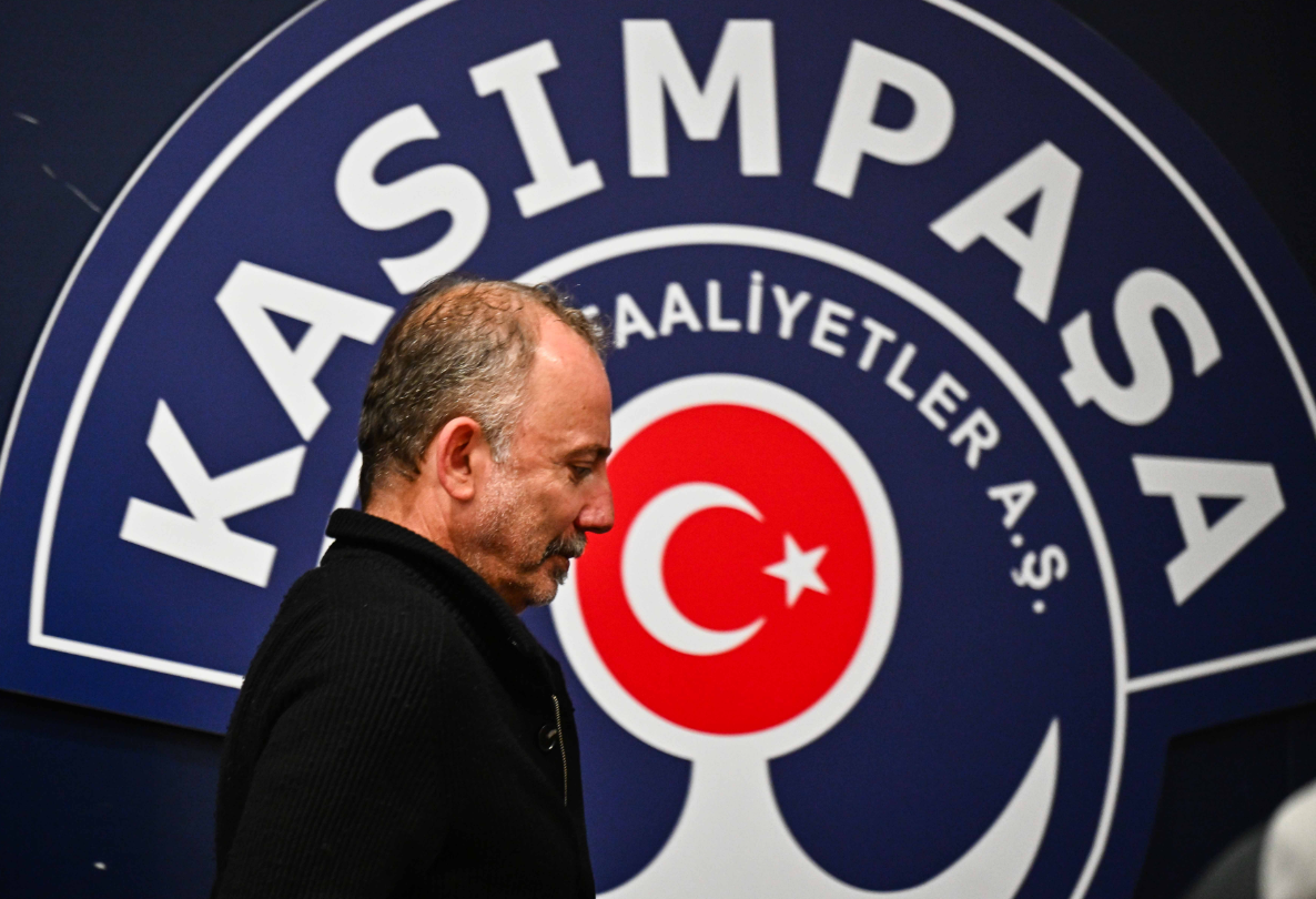 Beşiktaş Teknik Direktörü Sergen Yalçın ise maçın ardından takımının eksiklerine dikkat çekti.
“İkinci yarı 3-4 pozisyona girdik, gol yapamadık. Rakiplerimiz pozisyona girmeden gol atıyor.” dedi.