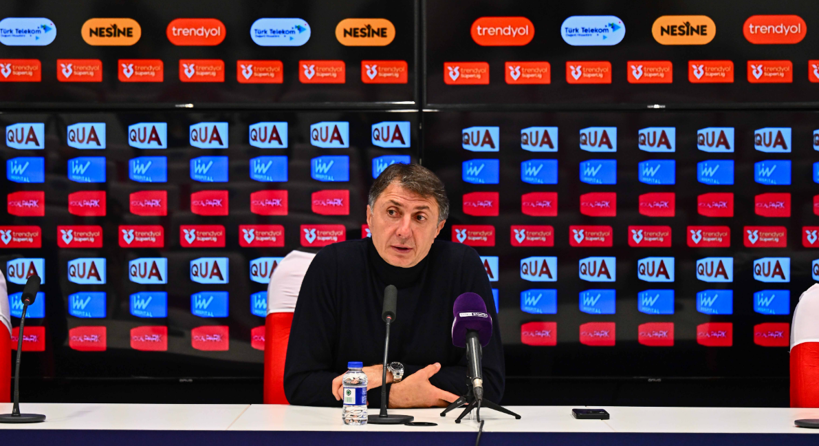 Arveladze, Süper Lig'deki erteleme maçlarıyla ilgili eleştiride bulundu.
“Parasını ödüyorsun, transferi zamanında yapıyorsun. Sonra erteleme maçı geliyor, ‘Bu oyuncu oynayamaz’ deniyor. Benim oyuncum, parasını ödedim, nasıl oynamaz?” diyerek tepkisini dile getirdi.