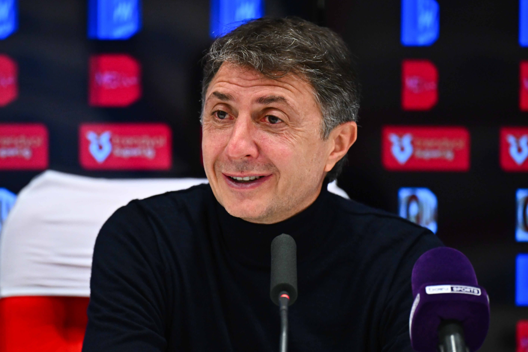 Şota Arveladze, maç sonu basın toplantısında konuştu.
Gürcü teknik adam, “Sonuca bakarsak gidişata göre penaltı bizi öldürebilirdi. Döndük ve golü attık. Bir puan aldık, iyi. Kaleci onun için kalede duruyor.” ifadelerini kullandı.