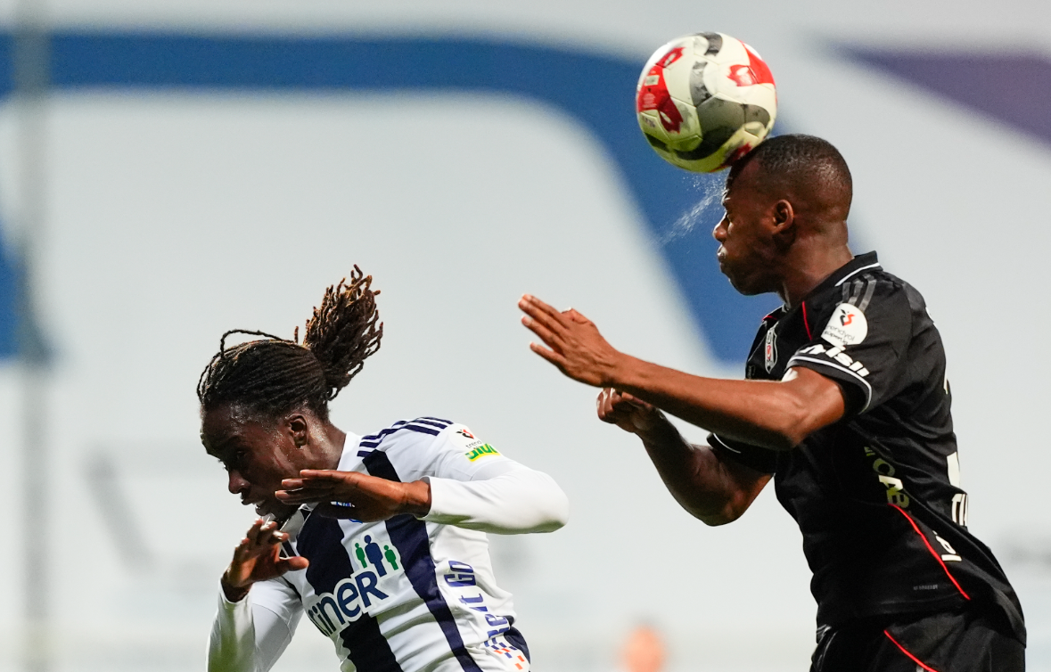 Şota Arveladze, Beşiktaş'ın oyununu da değerlendirdi.
“Bence Beşiktaş iyi oynuyor, pozisyona giriyor. Hoca değişti, oyun felsefesi farklı. Hemen gelip istenilen olmuyor.” ifadelerini kullandı.