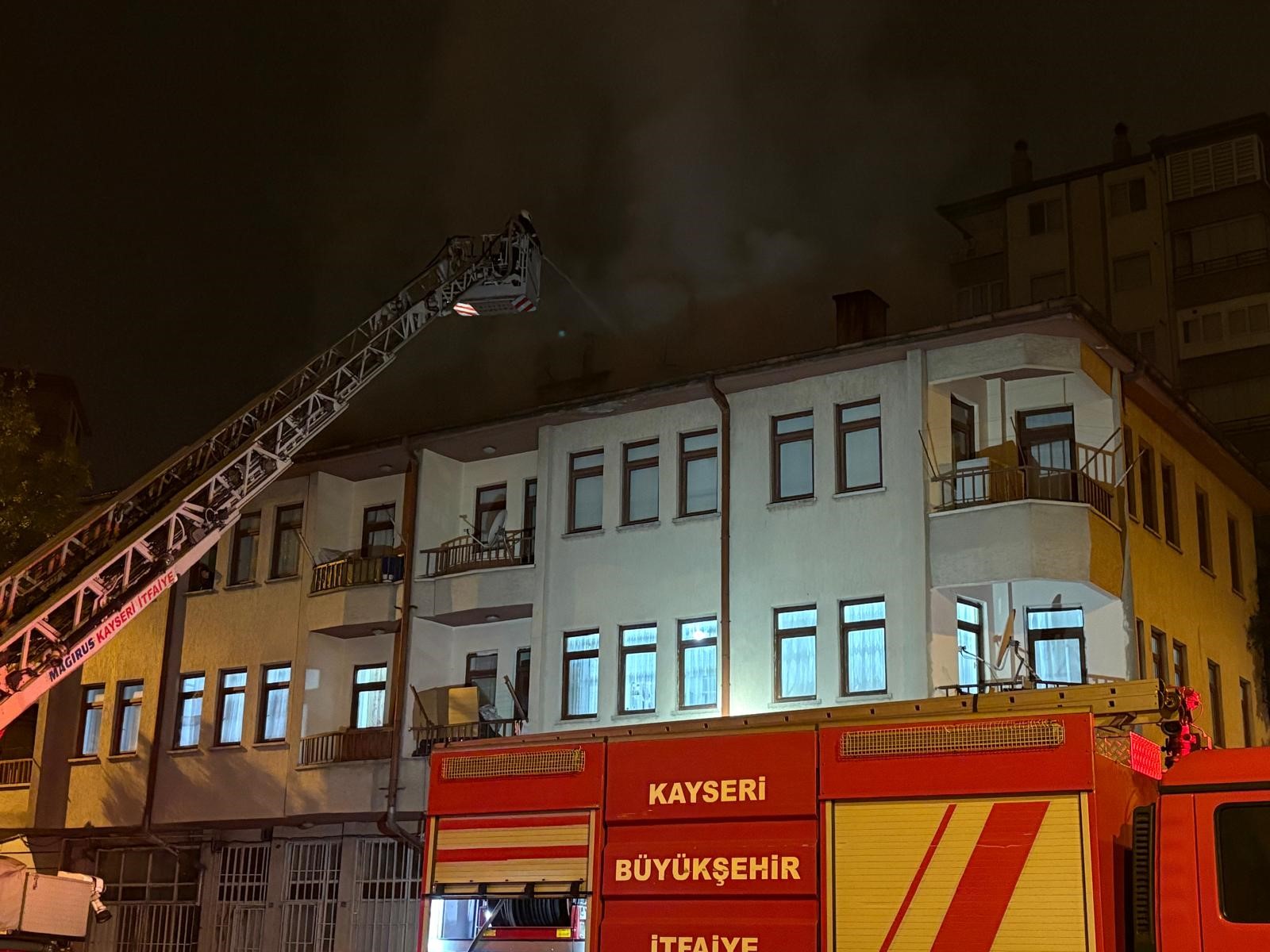 Kayseri’yi Ayağa Kaldıran Olay! Eşi Eve Almayınca Binanın Çatısını Yaktı1
