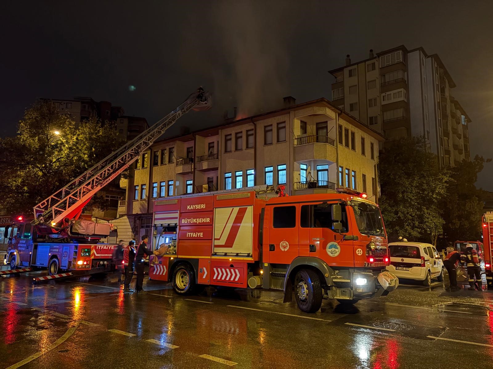 Kayseri’yi Ayağa Kaldıran Olay! Eşi Eve Almayınca Binanın Çatısını Yaktı3