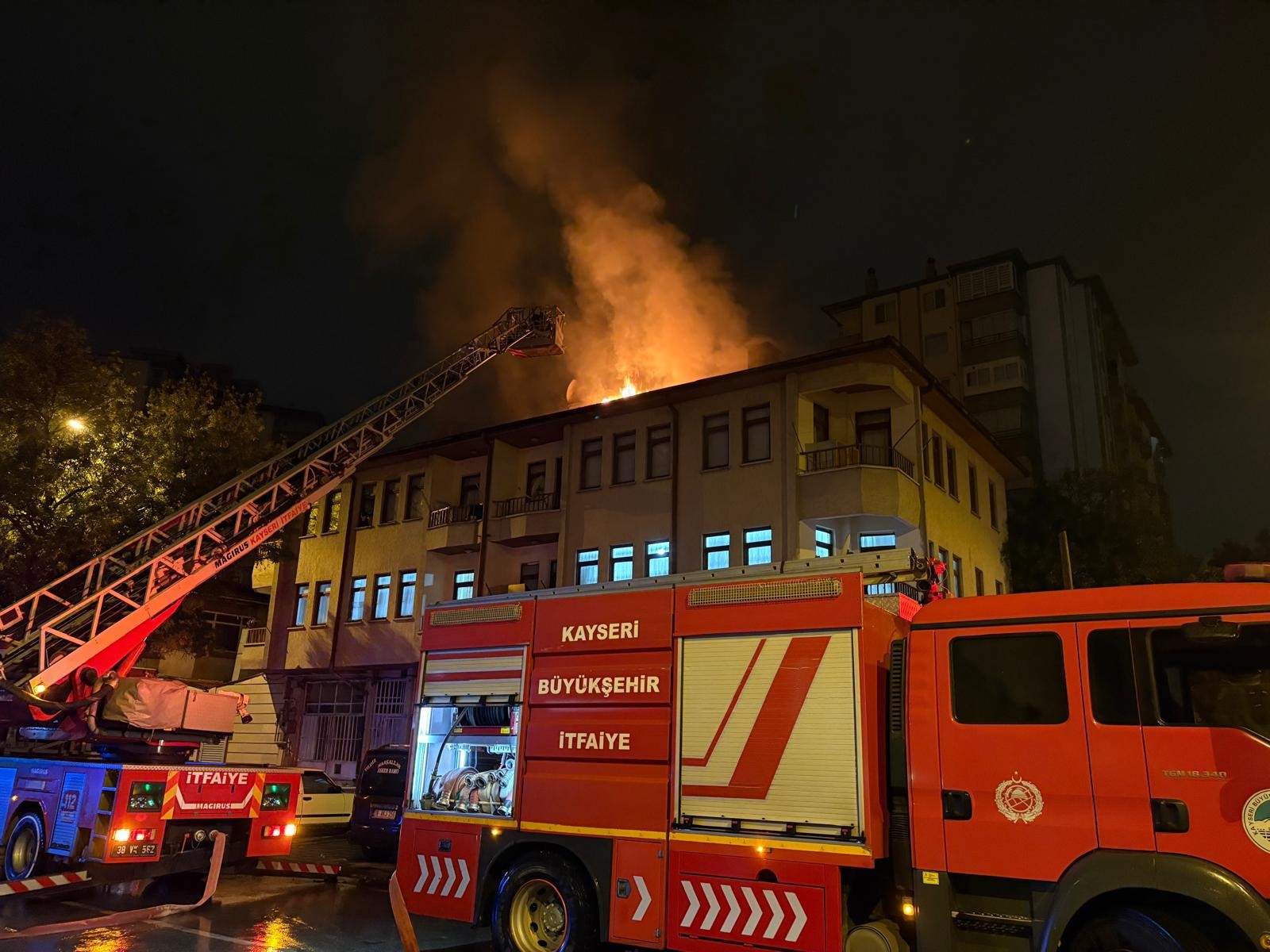 Kayseri’yi Ayağa Kaldıran Olay! Eşi Eve Almayınca Binanın Çatısını Yaktı4