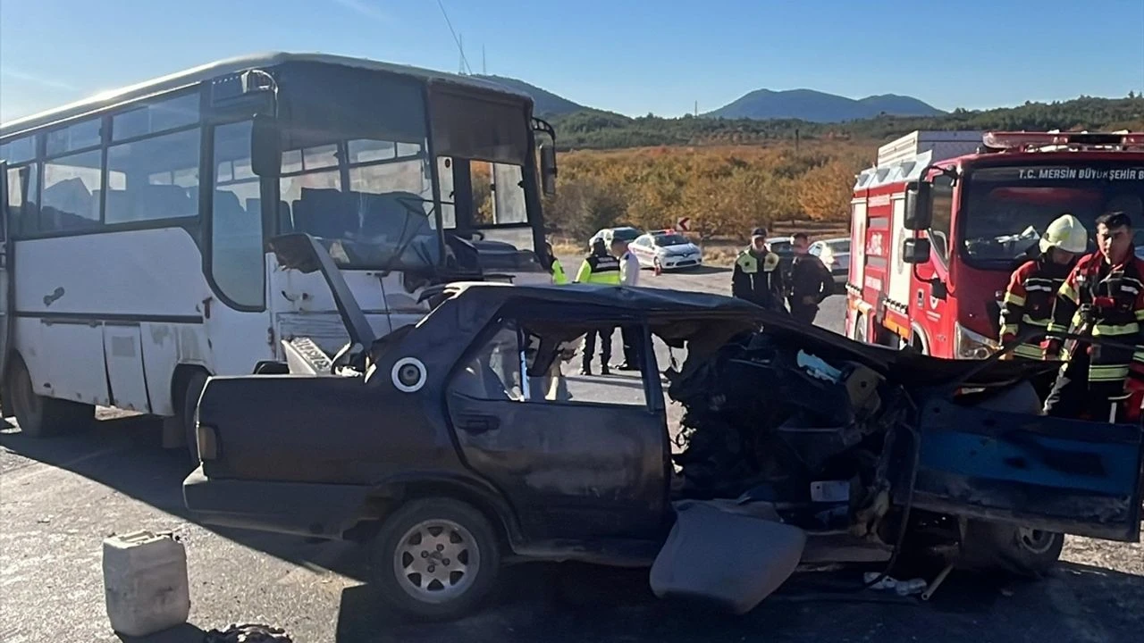 Mersin’de Feci Kaza! Midibüs Otomobille Çarpıştı Ölü Ve Yararılar Var2