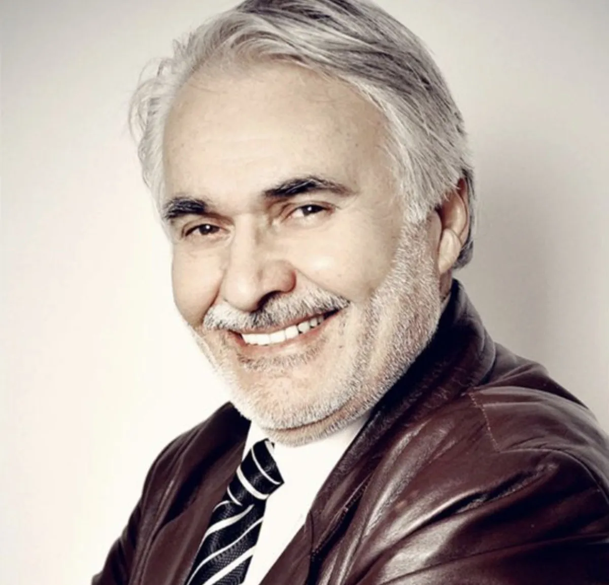 VEFAT HABERİNİ ONUR AKAY DUYURDU
Sanat dünyasının sevilen isimlerinden Onur Akay, yaptığı paylaşımda, “Kurtlar Vadisi’nin Baba Memduh’u, Sıla dizisinin Firuz Ağa’sı usta oyuncu Namık Kemal Yiğittürk’ü 80 yaşında kaybettik. Kaldığı Darülaceze’de vefat eden değerli sanatçımıza Allah’tan rahmet diliyorum” ifadelerine yer verdi. Yiğittürk’ün ölüm haberi sanat camiasında üzüntüyle karşılandı.